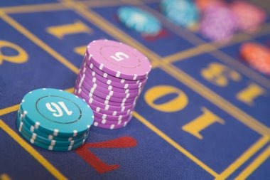 Payment options display: QRIS, DANA, OVO, GoPay, ShopeePay, LinkAja, and Indonesian bank logos on winstar4d